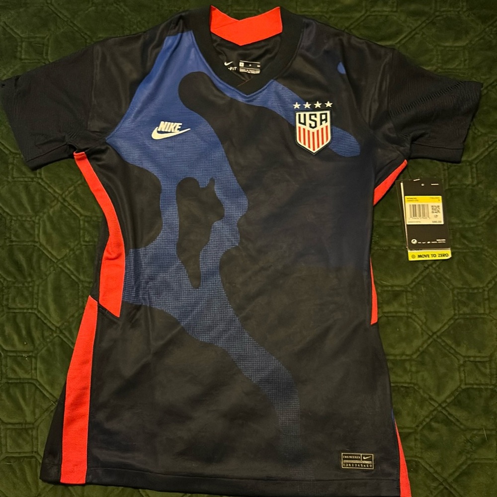 Women’s Nike USA soccer jersey SMALL NWT